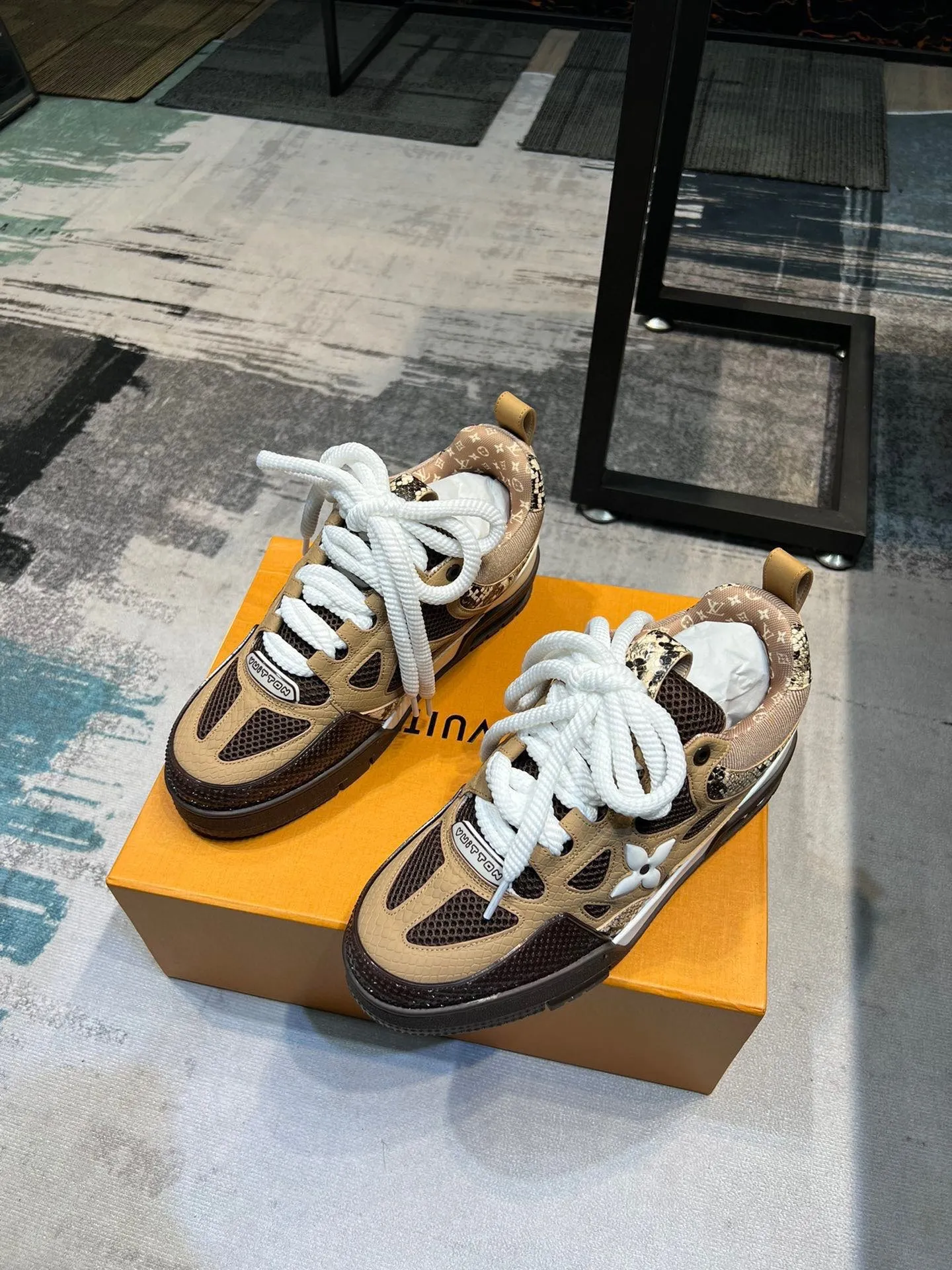 Men's men's shoes💰800 LV top version new style purchasing quality LV~Louis Vuitton LV TRAINER's best-looking sneakers, donkey brand strongly promotes new products, official website limited edition retro basketball sneakers! Both high-top and low-top models spent money to purchase 1:1 accurate reproductions of the originals. The details are invincible and full of sincerity. The imported custom-made original cowhide leather is the same as the original package. The details are 100% restored. The private model customizes the original one-piece TPU outsole. It is different from other brands. Without the original version, this effect cannot be achieved!                Men's and women's models 35-40 39-45 (46 is custom-made and cannot be returned or exchanged)